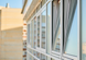 Puerta de PVC balconera con persiana oscilobatiente 130 x 200 cm. Blanca